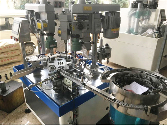 生產多軸攻牙機